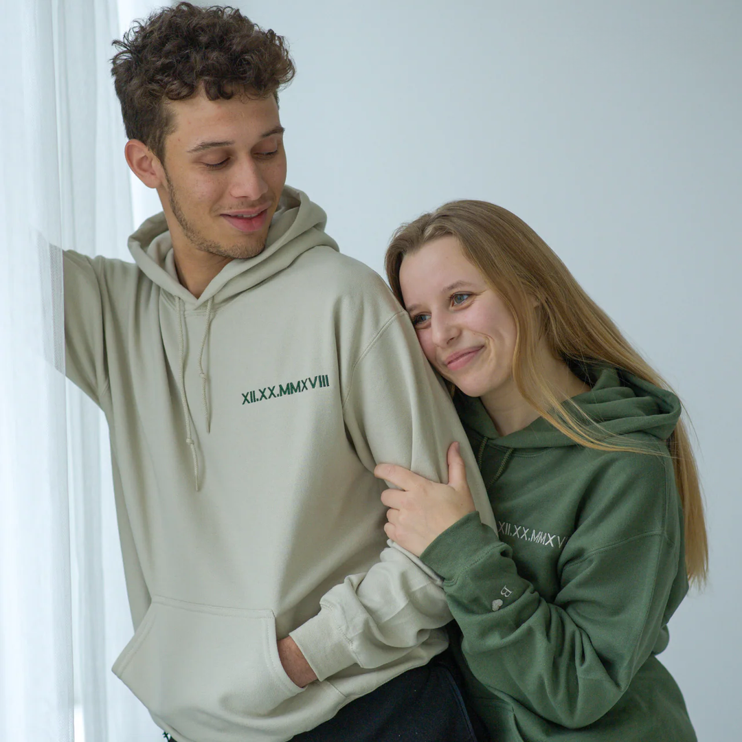 Sweat-shirt pour couple avec date et chiffres romains brodéssur mesure