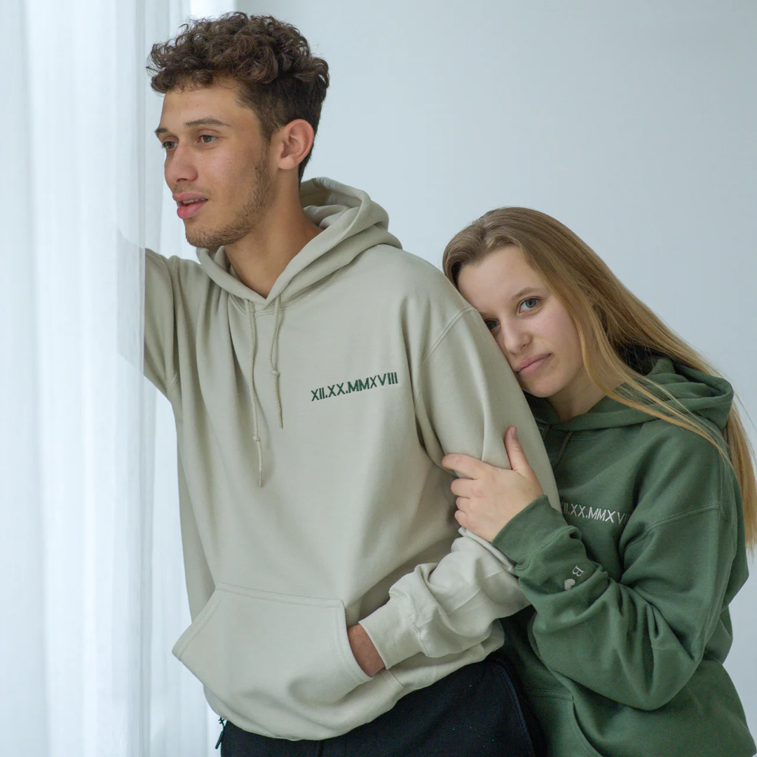 Sweat-shirt pour couple avec date et chiffres romains brodéssur mesure