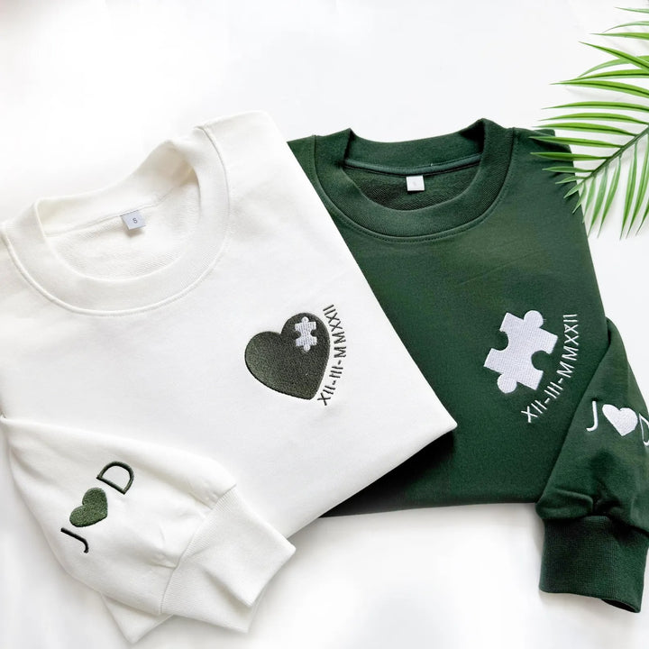 Sweat-shirt brodé personnalisé avec cœur et pièce de puzzle, initiale et cœur sur la manche, pour couple