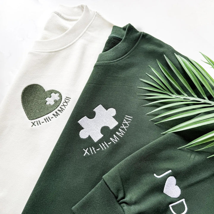 Sweat-shirt brodé personnalisé avec cœur et pièce de puzzle, initiale et cœur sur la manche, pour couple