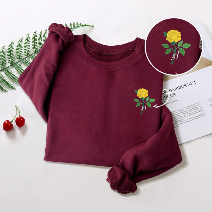 Sweat-shirt multicolore à fleurs d'anniversaire personnalisé avec initiales brodées, parfait pour la famille et les amis