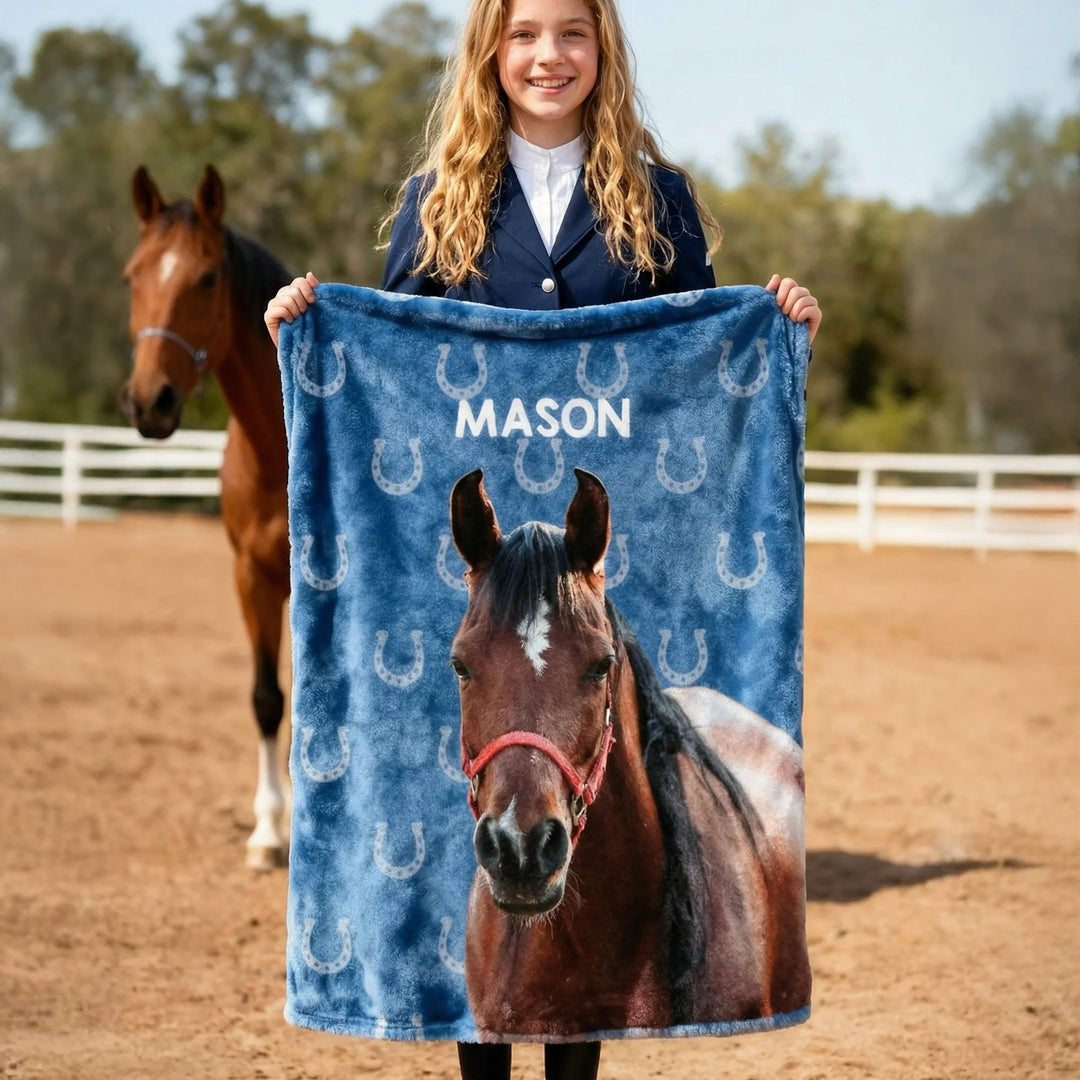Couverture douce multicolore personnalisée avec photo de cheval et motif fer à cheval, et prénom
