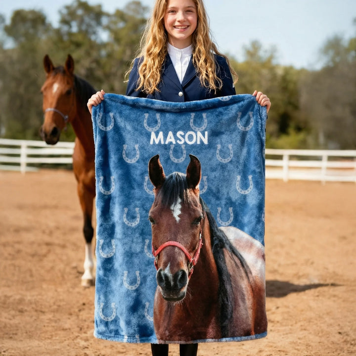 Couverture douce multicolore personnalisée avec photo de cheval et motif fer à cheval, et prénom