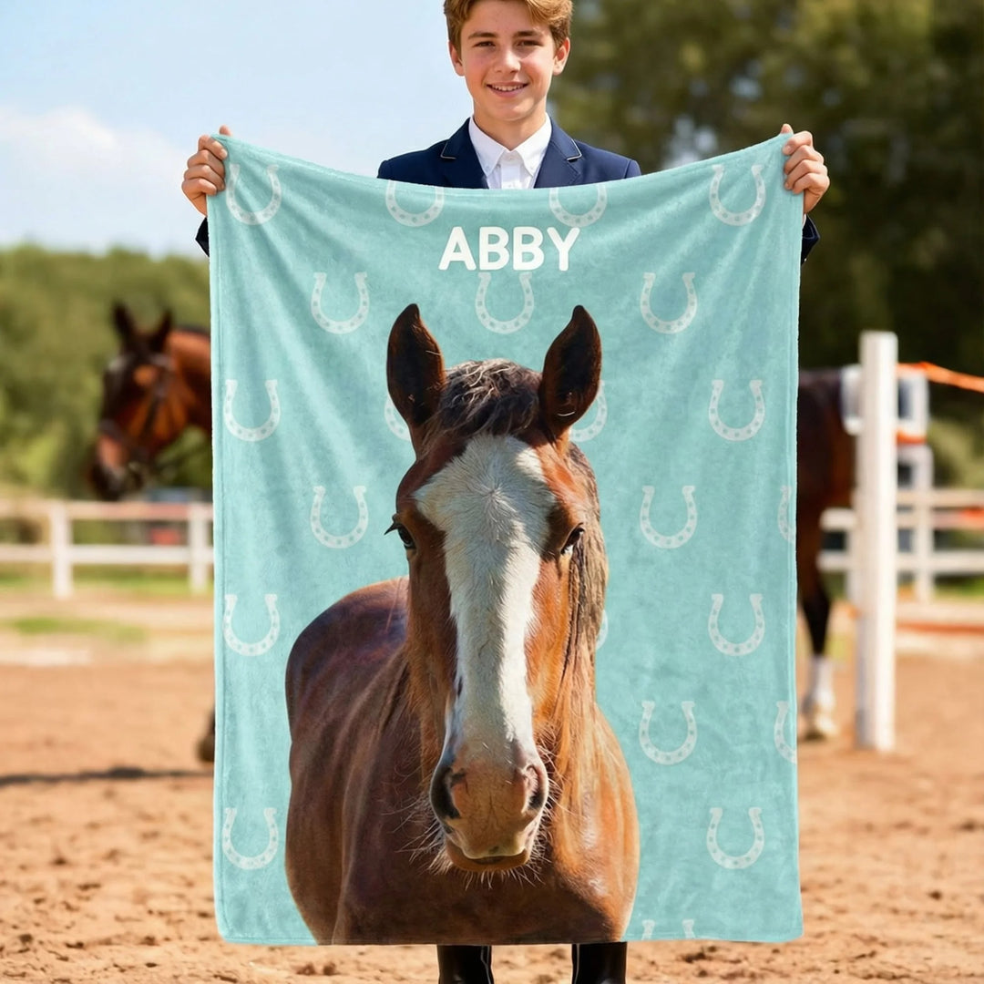 Couverture douce multicolore personnalisée avec photo de cheval et motif fer à cheval, et prénom