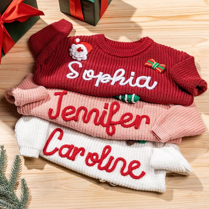 Pull de Noël personnalisé avec prénom et 1 à 3 décorations. Cadeau de Noël pour nouveau-nés et enfants.