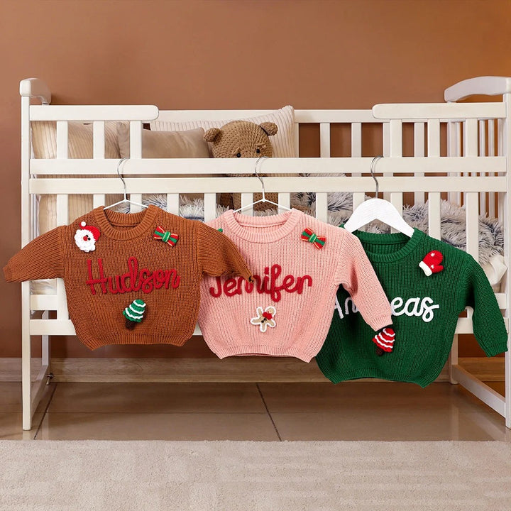 Pull de Noël personnalisé avec prénom et 1 à 3 décorations. Cadeau de Noël pour nouveau-nés et enfants.