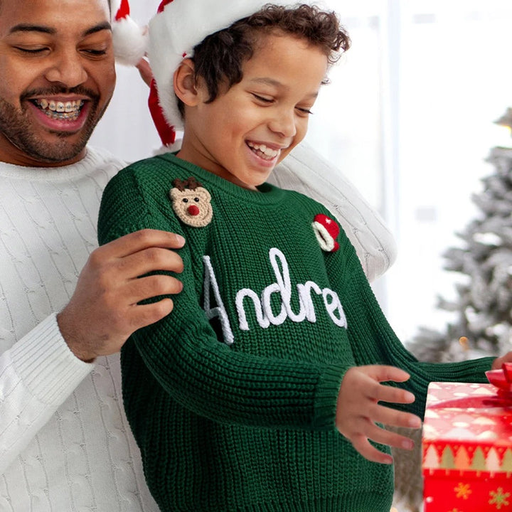 Pull de Noël personnalisé avec prénom et 1 à 3 décorations. Cadeau de Noël pour nouveau-nés et enfants.