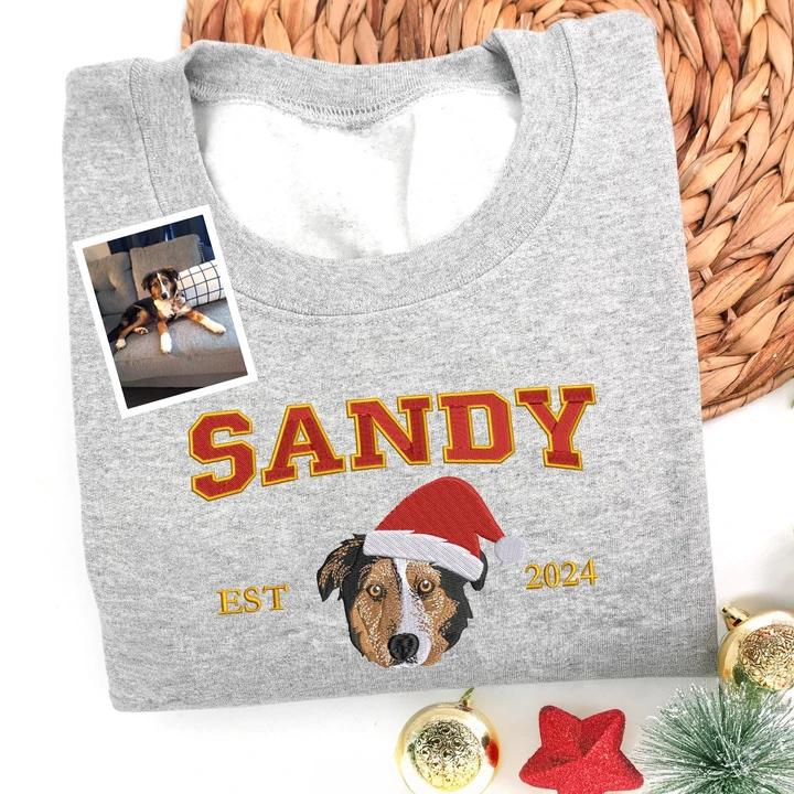 Sweat-shirt brodé personnalisé avec portrait d'animal de compagnie en couleur, année estimée et chapeau de Noël