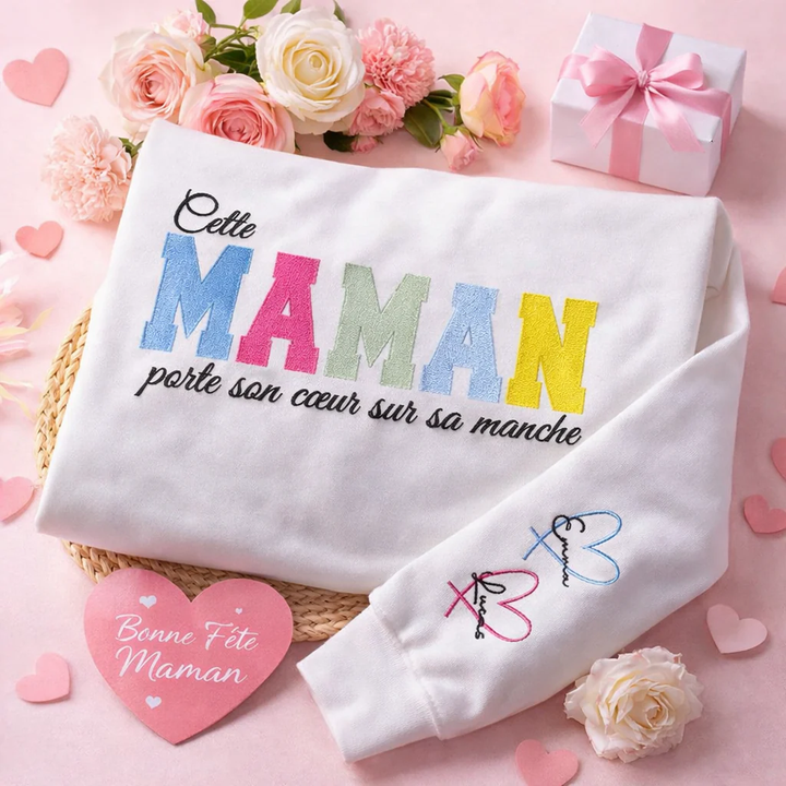 Cette Maman porte son cœur sur sa manche – Sweat brodé personnalisé Fête des Mères