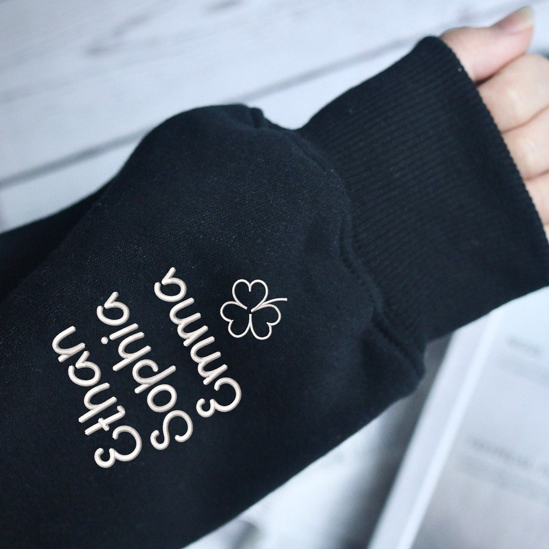 Sweat-shirt brodé floral personnalisé avec les mains de maman et d'enfant pour maman