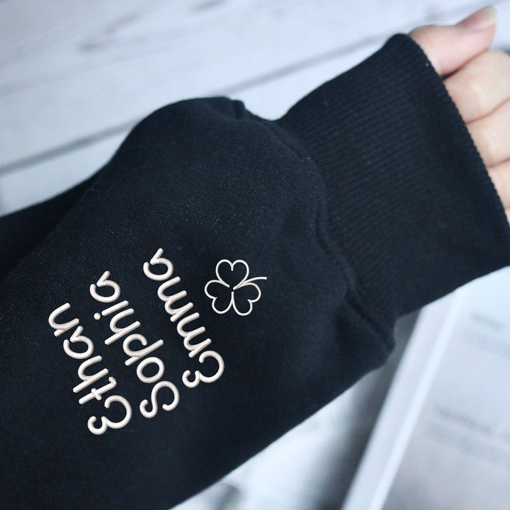 Sweat-shirt brodé floral personnalisé avec les mains de maman et d'enfant pour maman