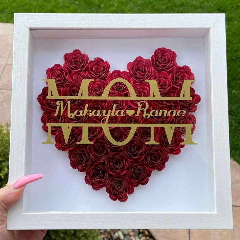 Cadeau de Boîte d'Ombre en Forme de Cœur avec Monogramme de Fleurs pour Maman