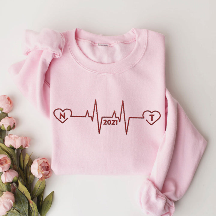 Sweat-shirt Heartbeat brodé personnalisé avec initiales et année