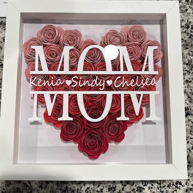 Cadre d'ombre de fleur monogramme en forme de cœur pour maman