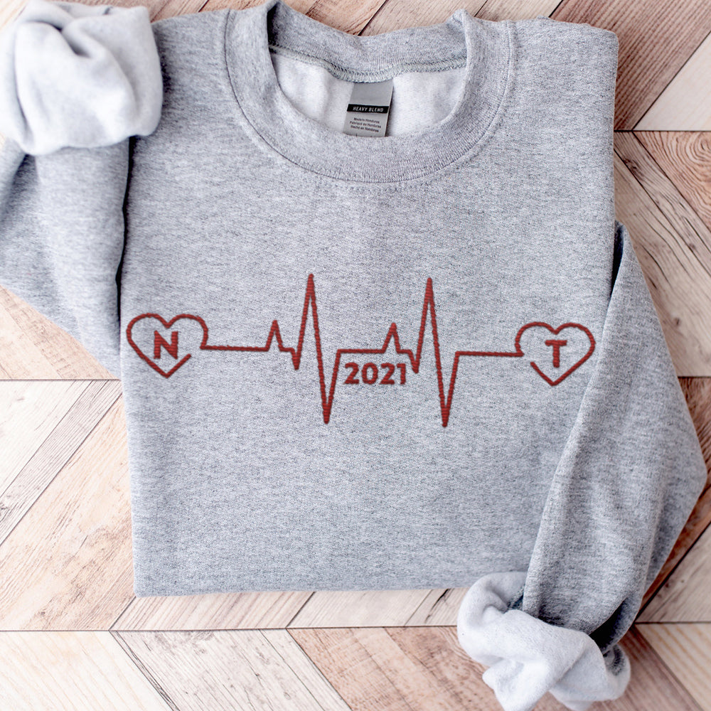 Sweat-shirt Heartbeat brodé personnalisé avec initiales et année