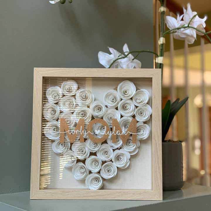 Cadre d'Ombre pour Maman avec Fleurs en Forme de Cœur et Noms des Enfants