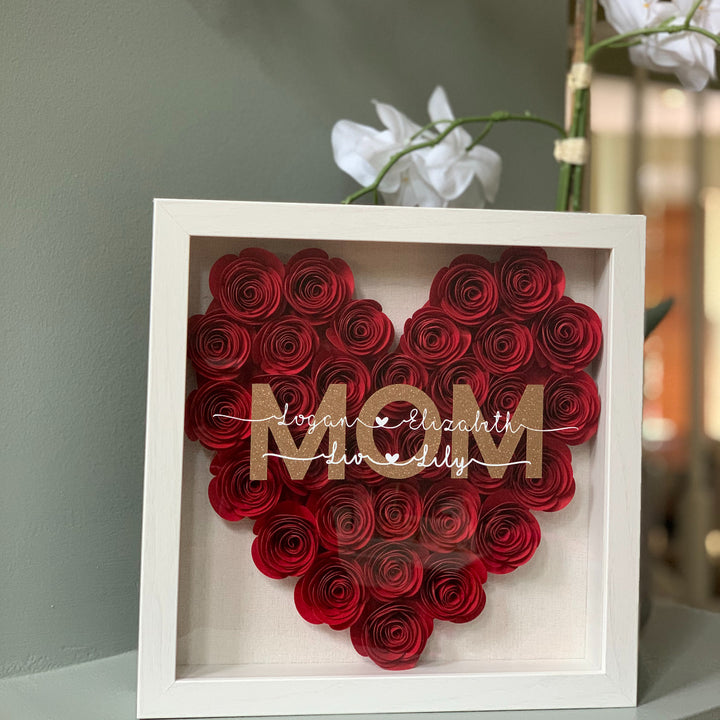 Cadre d'Ombre pour Maman avec Fleurs en Forme de Cœur et Noms des Enfants