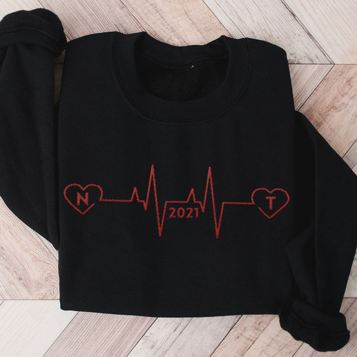 Sweat-shirt Heartbeat brodé personnalisé avec initiales et année