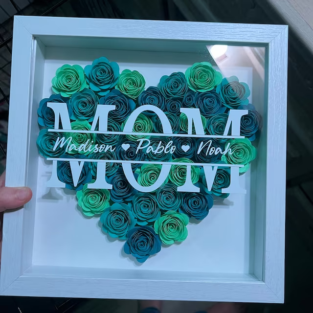 Cadre d'ombre de fleur monogramme en forme de cœur pour maman