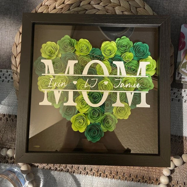Cadre d'ombre de fleur monogramme en forme de cœur pour maman